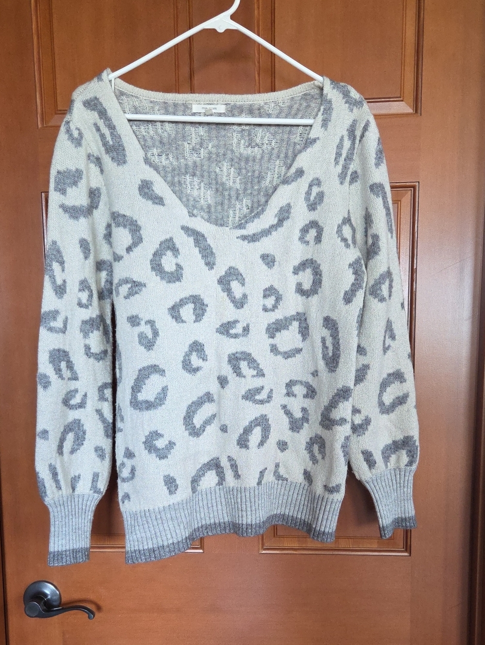 Maurices Cream and Gray Shiny Leopard V-Neck Sweater M PP20 L27